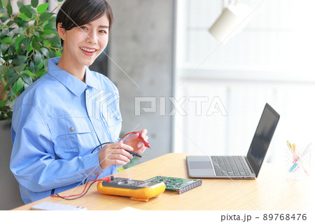 サーキットテスターのテスターリードを持つ女性3 89768476