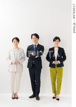 ビジネスパーソン　3人　白背景 89769017