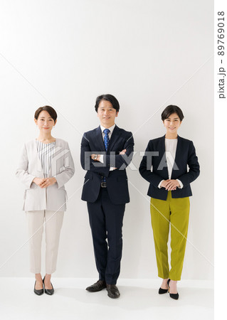 ビジネスパーソン　3人　白背景 89769018