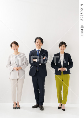 ビジネスパーソン　3人　白背景 89769019
