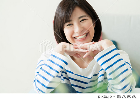 元気な笑顔の若い女性 元気な笑顔の若い女性 89769036