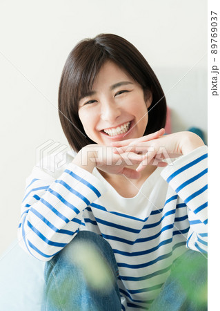 元気な笑顔の若い女性 元気な笑顔の若い女性 89769037