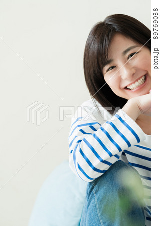 元気な笑顔の若い女性 元気な笑顔の若い女性 89769038