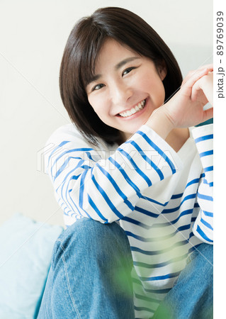元気な笑顔の若い女性 元気な笑顔の若い女性 89769039