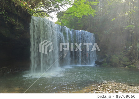 熊本県小国町にある鍋ヶ滝を滝裏から見学する人 89769060
