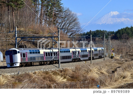 富士山を背景に走る215系　中央線　長坂～小淵沢 89769389