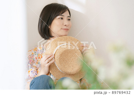 日射しを避ける女性 89769432