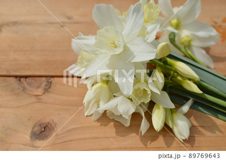 白い雫水仙の花束　  89769643