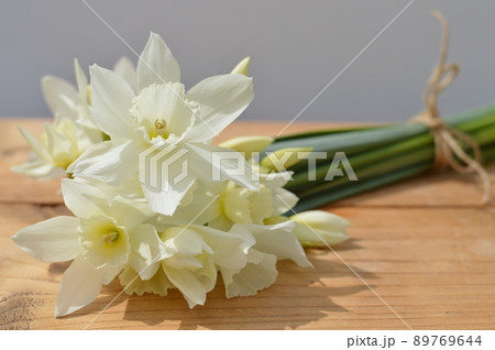 テーブルの上の白い雫水仙の花束 テーブルの上の白い雫水仙の花束 89769644