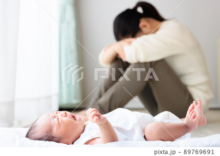 産後のネガティブ　産後うつ　睡眠不足　体調不良　育児ノイローゼ　コピースペース 89769691