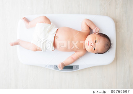 体重を測る赤ちゃん 生後1ヶ月 体重を測る赤ちゃん 生後1ヶ月 89769697