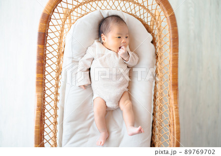 指しゃぶり 赤ちゃん 全身 指しゃぶり 赤ちゃん 全身 89769702