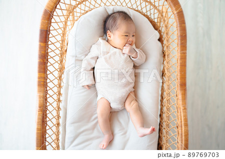 指しゃぶり 赤ちゃん 全身 指しゃぶり 赤ちゃん 全身 89769703