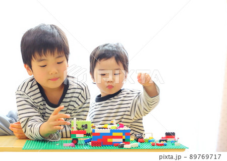 テーブルでブロック遊びする兄弟 89769717