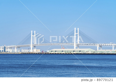【神奈川県】爽やかな青い空と海が綺麗な横浜ベイブリッジ 89770121