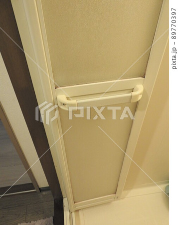 風呂場の扉　扉　ドア　door　 89770397