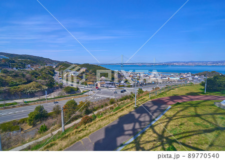 兵庫県の本州と淡路島に架かる明石海峡大橋を淡路SAから見る 89770540