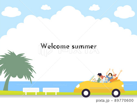 オープンカーで海岸線をドライブする人達 89770600
