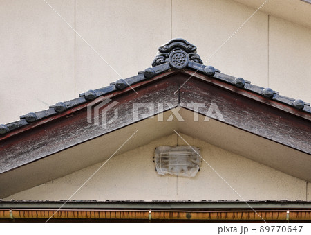 スズメバチの巣づくり対策のため塞いだ屋根裏の換気口 スズメバチの巣づくり対策のため塞いだ屋根裏の換気口 89770647