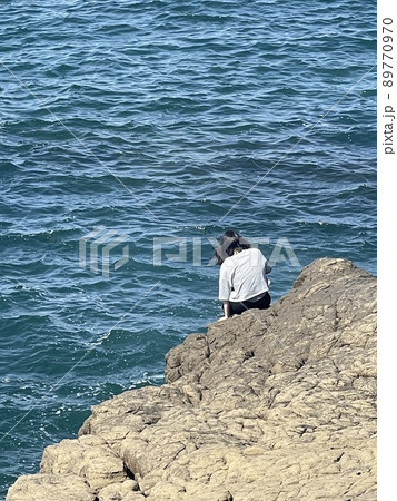 山陰海岸ジオパーク 京丹後市丹後半島 断崖を降りていこうと下を見ている女の子 山陰海岸ジオパーク 京丹後市丹後半島 断崖を降りていこうと下を見ている女の子 89770970