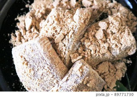 湯河原土産の和菓子「きび餅」のアップ 89771730