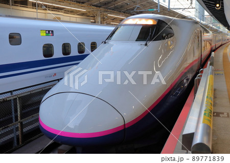 東京駅に停車する新幹線始発列車　E2系MAXとき のぞみ1号博多行 89771839