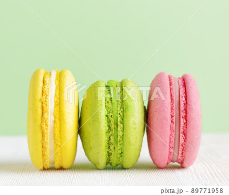 Macaron on white wooden table 89771958