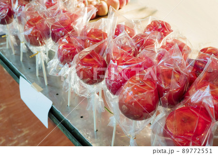 りんご飴 屋台 夏休み グルメ 果物 串刺し お祭りの写真素材 [89772551] - PIXTA