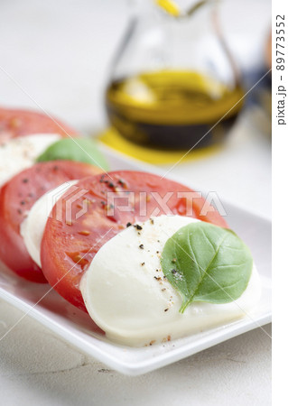 新鮮なトマトとモッツァレラチーズのカプレーゼ 新鮮なトマトとモッツァレラチーズのカプレーゼ 89773552