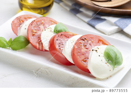 新鮮なトマトとモッツァレラチーズのカプレーゼ 89773555