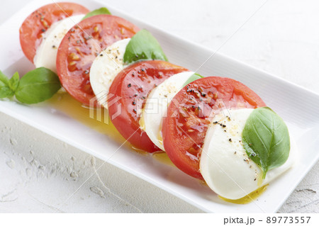 新鮮なトマトとモッツァレラチーズのカプレーゼ 新鮮なトマトとモッツァレラチーズのカプレーゼ 89773557