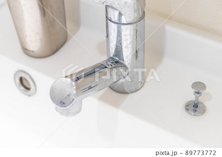 水垢のついた水道 89773772