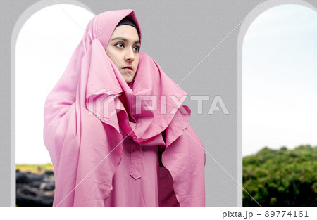 Asian Muslim woman in veil in praying position (salat) 89774161