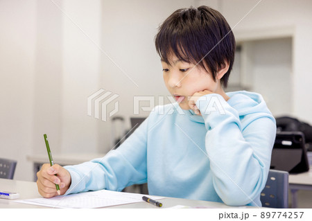塾でテストを受ける男の子 89774257
