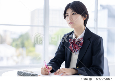 勉強する女子高生のポートレート 勉強する女子高生のポートレート 89775067