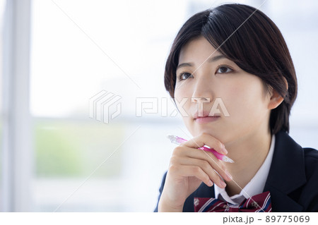 勉強する女子高生のポートレート 勉強する女子高生のポートレート 89775069