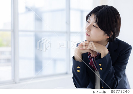女子高生 窓の外を見る女子高生 女子高生 窓の外を見る女子高生 89775240