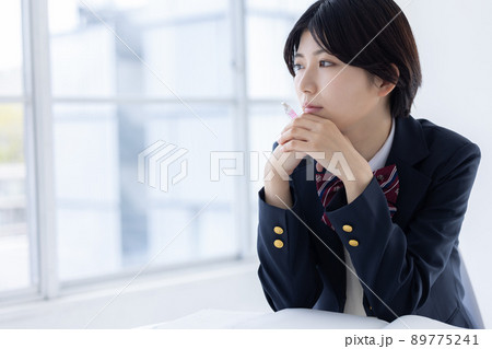 女子高生　窓の外を見る女子高生 89775241