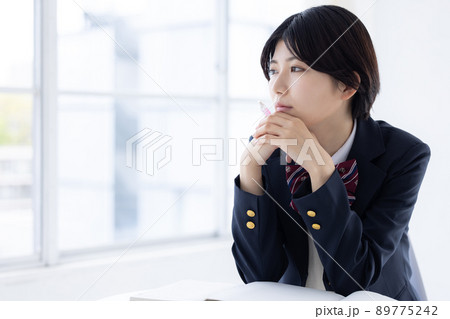 女子高生　窓の外を見る女子高生 89775242