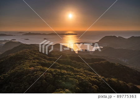 《長崎県》稲佐山の夕景・長崎湾に沈む夕日 《長崎県》稲佐山の夕景・長崎湾に沈む夕日 89775363
