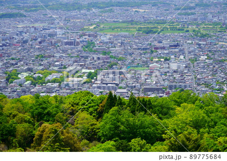 五月の若草山山上からの眺望・平城京跡方面 五月の若草山山上からの眺望・平城京跡方面 89775684