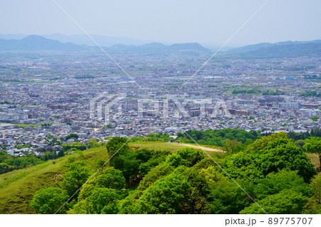 五月の若草山山上からの眺望・登山道と大和郡山方面 89775707