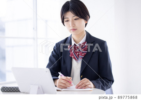 学生 タブレットで勉強する女子高生 学生 タブレットで勉強する女子高生 89775868