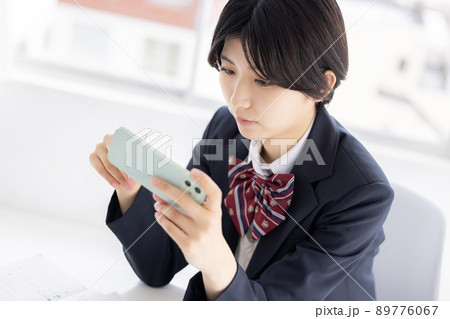 学生 タブレットで勉強する女子高生 学生 タブレットで勉強する女子高生 89776067