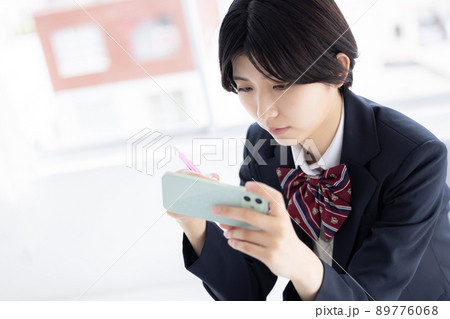 学生 タブレットで勉強する女子高生 学生 タブレットで勉強する女子高生 89776068
