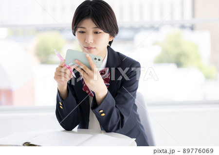 学生 タブレットで勉強する女子高生 学生 タブレットで勉強する女子高生 89776069