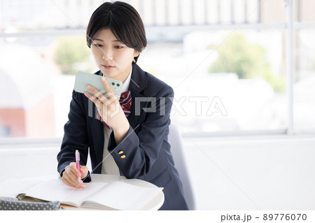 学生 タブレットで勉強する女子高生 学生 タブレットで勉強する女子高生 89776070