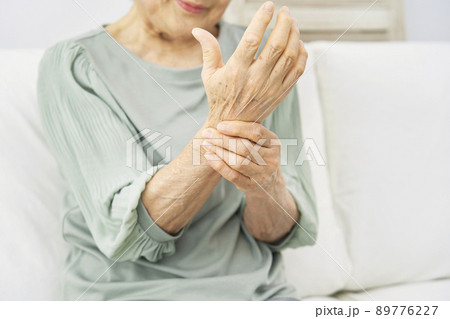 女性 高齢者 手の痛み リビング 女性 高齢者 手の痛み リビング 89776227
