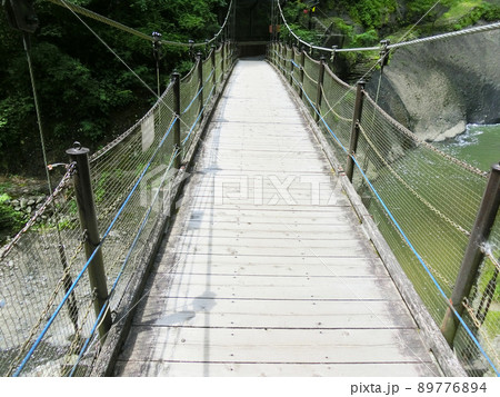 袋田の滝のハイキングコースの橋（茨城県久慈郡大子町袋田） 89776894