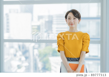 近代的オフィスで働く素敵なキャリアウーマン 89777313